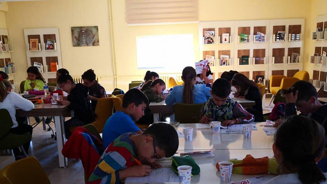 Gazimihal Ortaokulu öğrencileri farklı mekanlarda test çözerek sınavlarına hazırlanmaya devam ediyor.